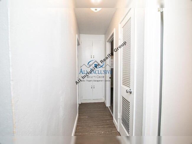 Building Photo - Charming 2 Bedroom 1 Bath! Half Off One Mo...