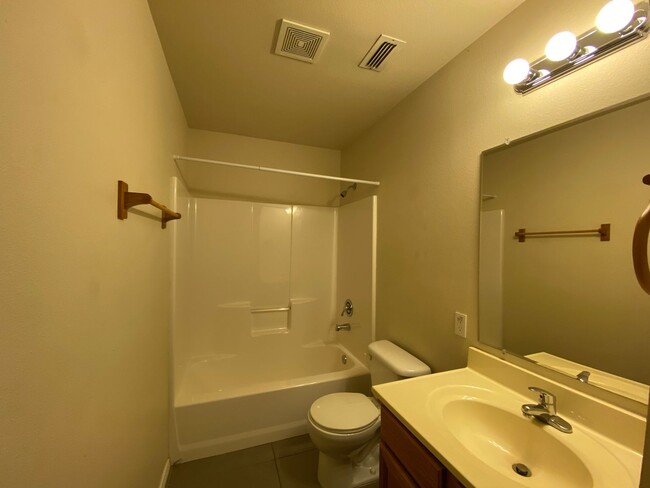 Building Photo - 2/2/1 One Story Duplex / Ceramic tile/ No ...