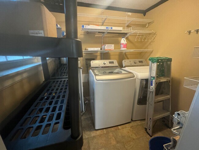 Building Photo - 5112 Kraft St