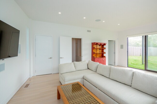 Building Photo - 43 Surfside Ave