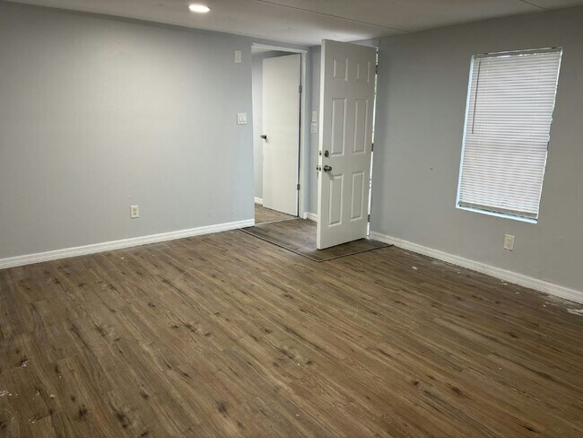 Building Photo - 11240 N Northwood Dr