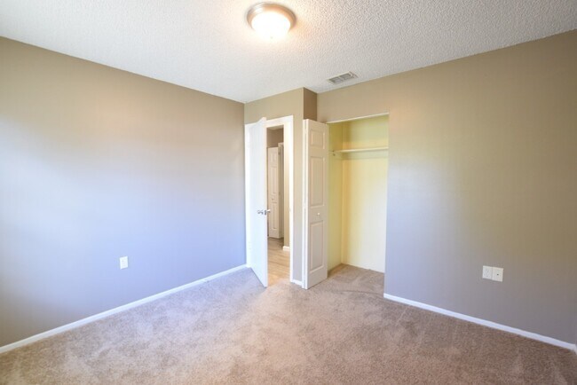 Building Photo - 870 Farrington Dr