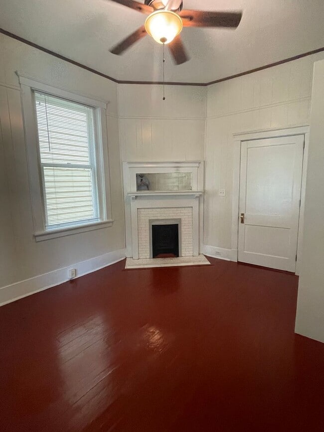 Building Photo - **APPLICATION PENDING!! SPACIOUS EASTSIDE APARTMENT