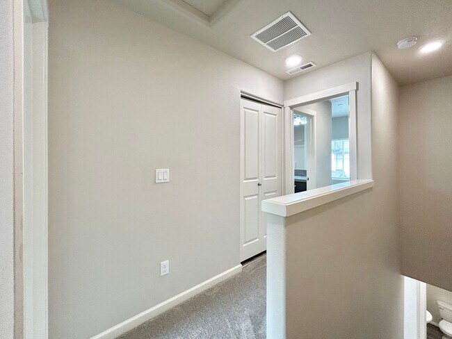 Building Photo - Stunning 2 Bed, 2.5 Bath Craftsman Townhome with Community Amenities!