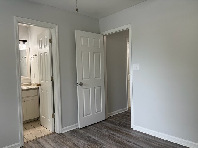 Building Photo - 2052 Darnell Cir