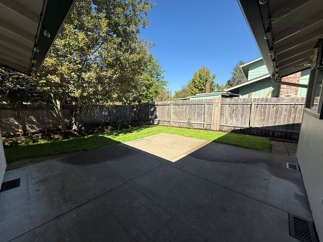 Building Photo - Updated Churchill 3 bedroom 2 bathroom Home