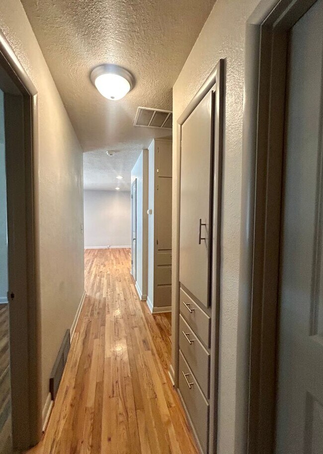 Building Photo - Three Bedroom Home (NE Salem)- W/D Hookup & Fenced Backyard