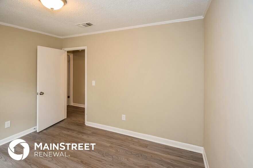 Building Photo - 5084 Oak Leaf Cir
