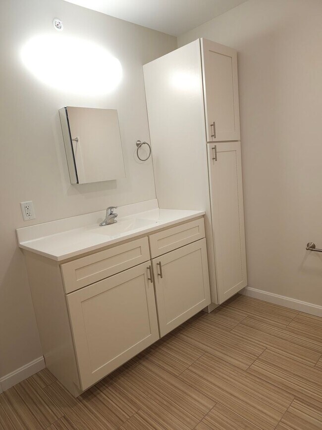 Building Photo - Village at Autumn Pond II:  One Bedroom plus Den with Balcony