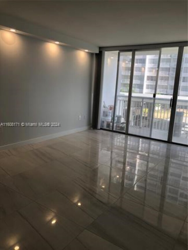 Building Photo - 18051 Biscayne Blvd