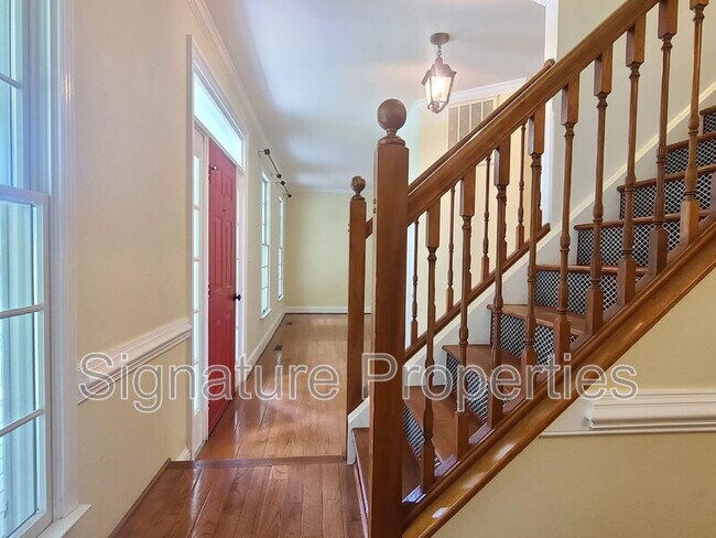 Building Photo - 105 Oakwood Dr