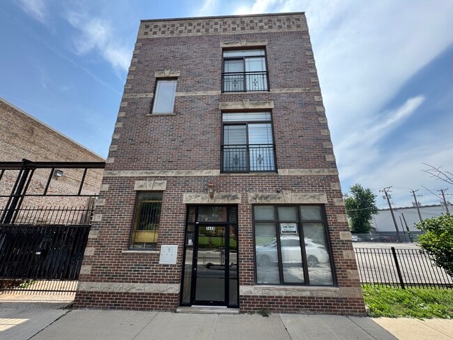 Primary Photo - 3628 N Milwaukee Ave