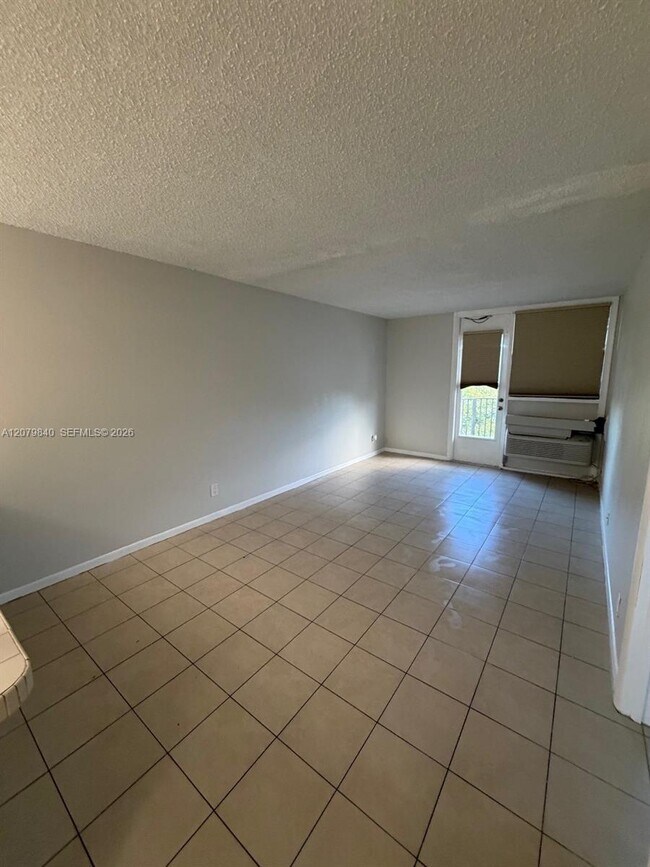 Building Photo - 2771 Riverside Dr
