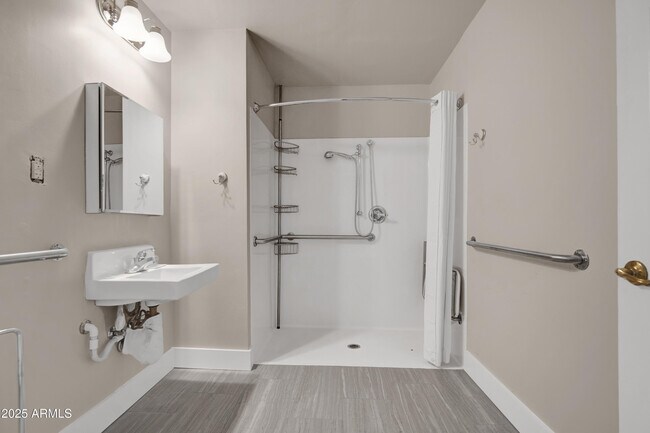 Building Photo - 5753 W Glendale Ave