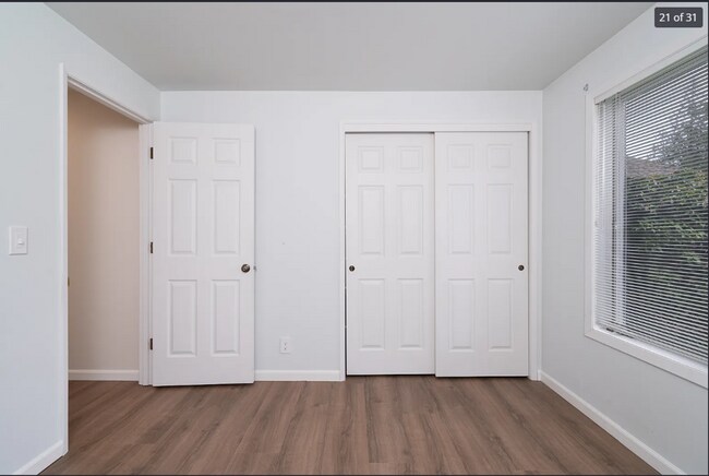 Building Photo - 3-bedroom Gem On Burlington Golf Course