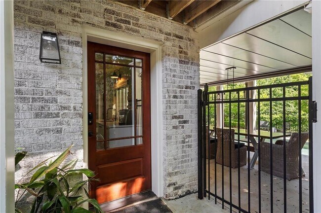 Building Photo - 663 Yorkshire Rd NE