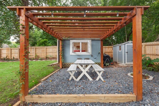 Building Photo - Beautiful 2bd/2ba Bungelow in Kirkwood wit...