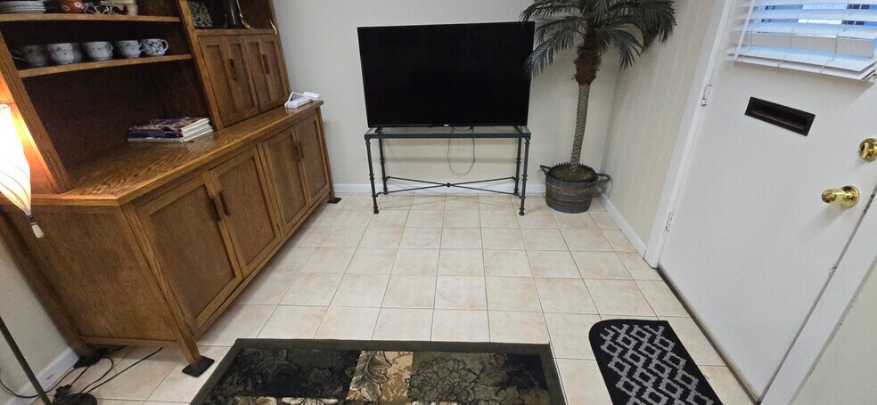 Building Photo - 1447 Lincoln Way