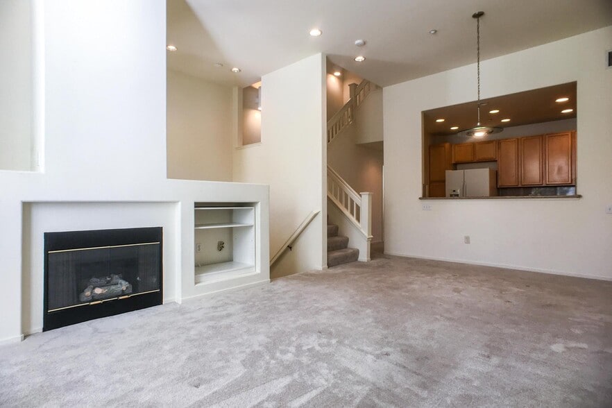 Building Photo - 204 Town Green Ln