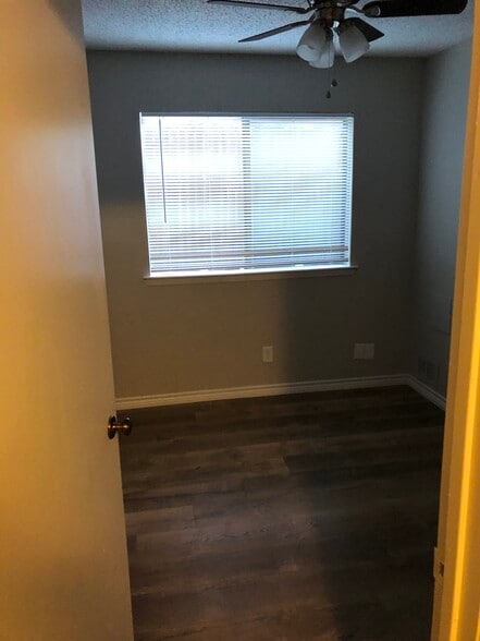Second bedroom - 2801 Woodmont tr