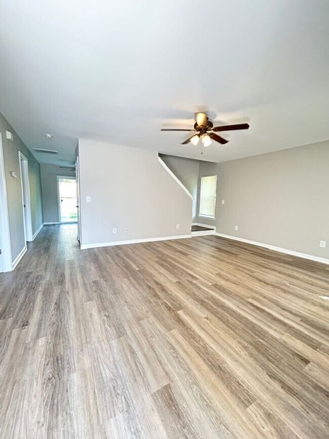 Building Photo - UPDATED 4 BEDROOM HOME IN LEXINGTON'S SPRING KNOLL