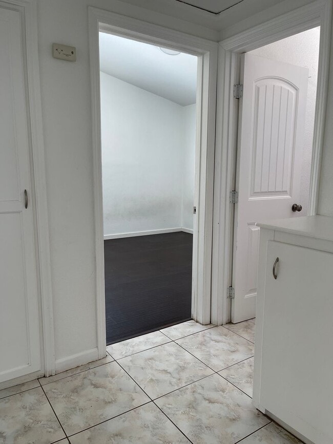 Building Photo - Aspen Ave - BLUE