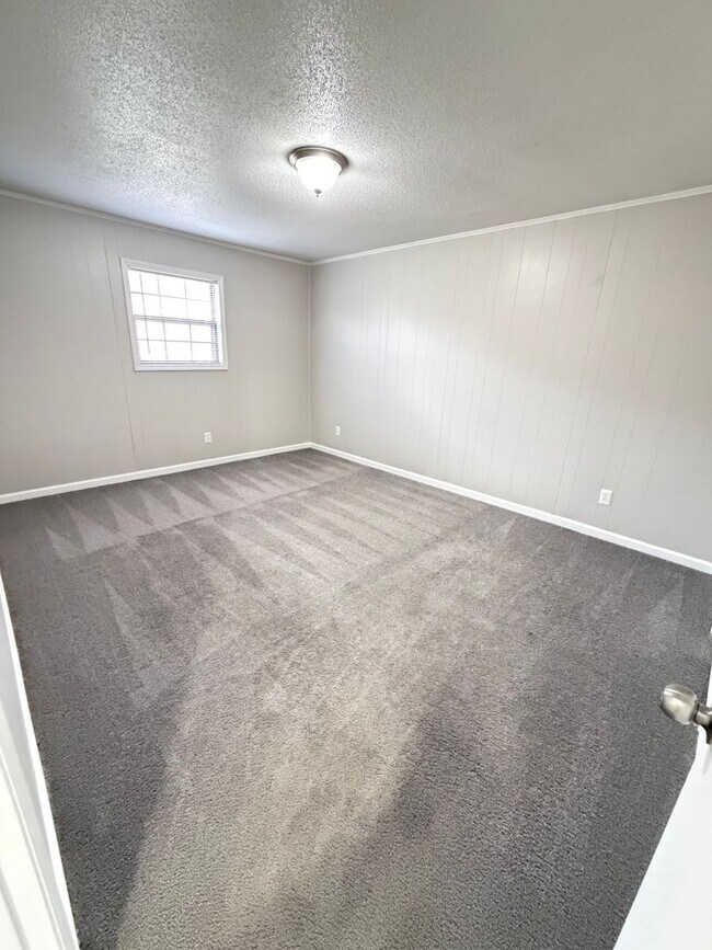 Building Photo - Oxford-2 Bedrooms