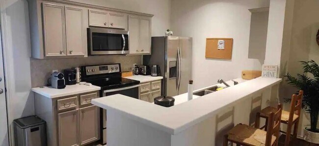 Kitchen - 806 W Heights Hollow Ln