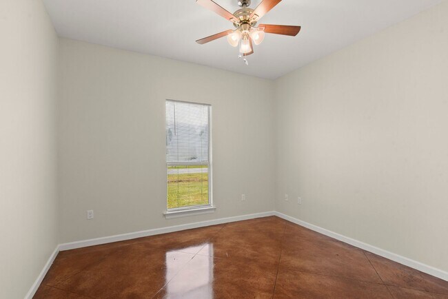 Building Photo - 3 BDR / 2 BATH Home  MOVE IN SPECIAL