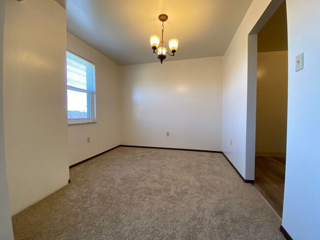 Building Photo - Wonderful 2BR in Bellevue!  Central A/C, Equipped Kitchen & More! Great Location!! Call Today!
