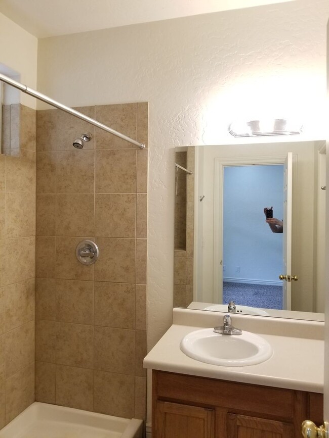 Building Photo - Westside 4 Bed, 2.75 Bath Townhouse w/Gara...