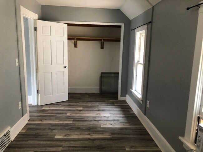 Building Photo - 930 42nd St