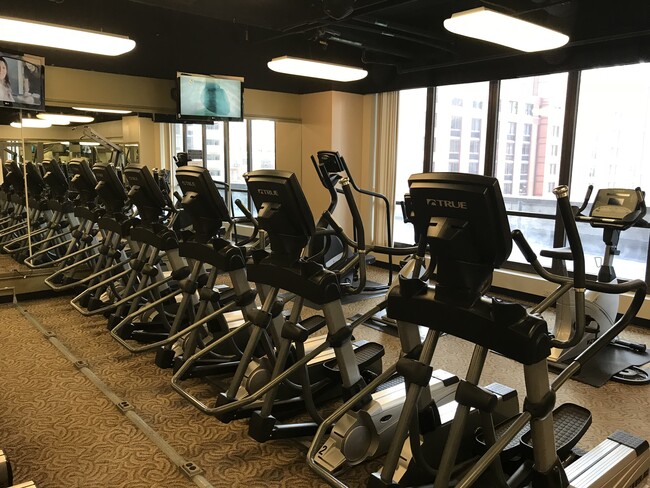 Amenities - 10 E Ontario St