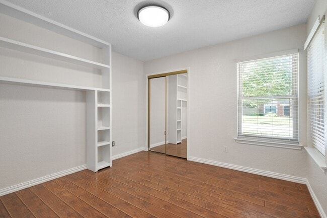 Building Photo - 1425 Thistlewood Ln