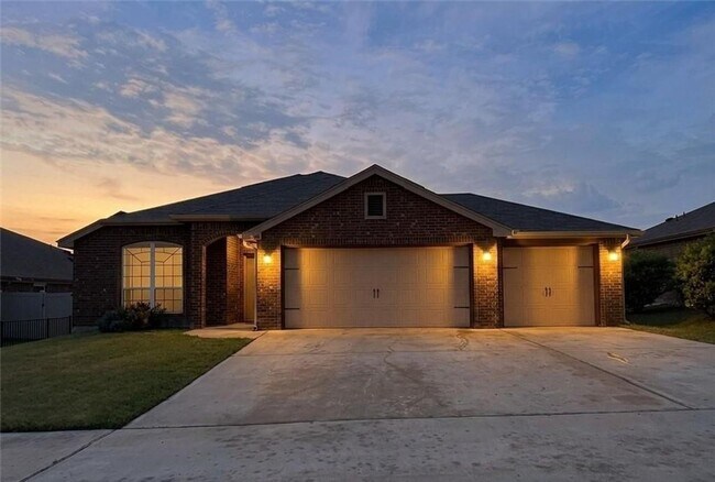 Building Photo - 4302 Molly Dyer Dr
