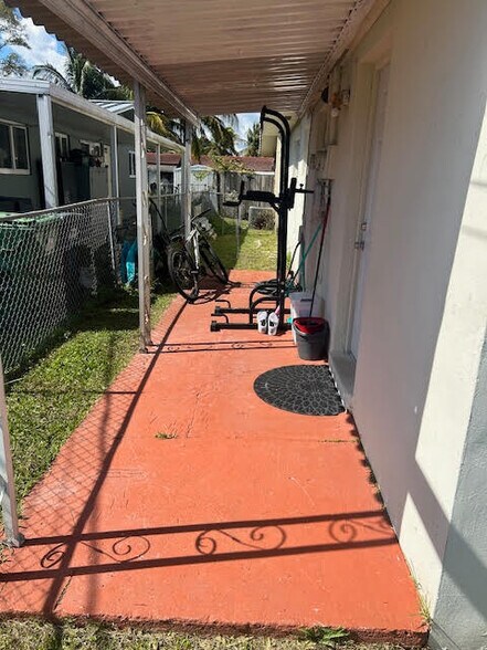 Building Photo - 1112 SW 78th Ct
