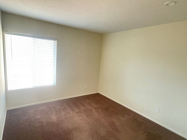 Building Photo - COMMUNITY POOLS-3 Bedroom/2 Bath in Dobson Ranch