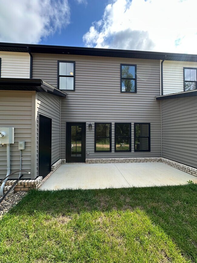 Building Photo - Beautiful new townhouse located in the new Augusta Springs subdivision!