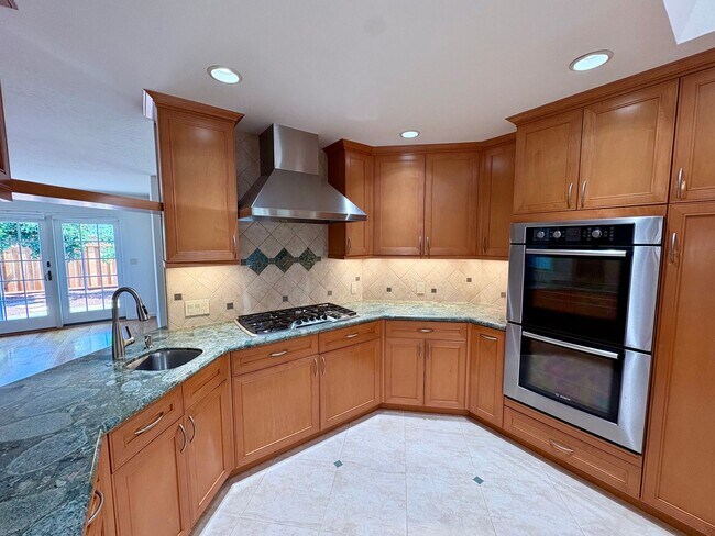 Building Photo - 3057 Carleton Pl
