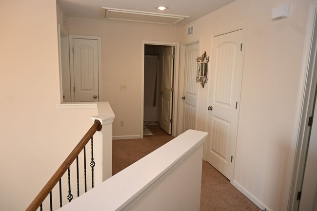 Building Photo - 4 bedroom 2.5 bath