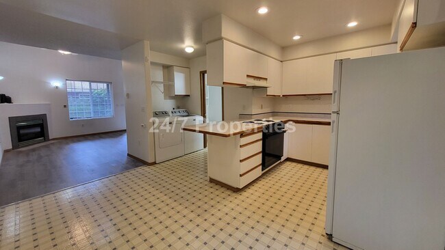 Building Photo - Cozy 1 BD | 1.5 BA Townhome with Patio - G...