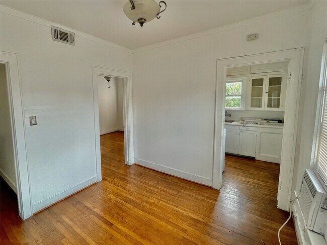 Building Photo - 320 W Polk St