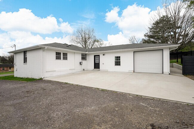 Building Photo - 1204 Lyric Ln