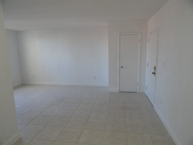 Building Photo - 1825 W 56th St