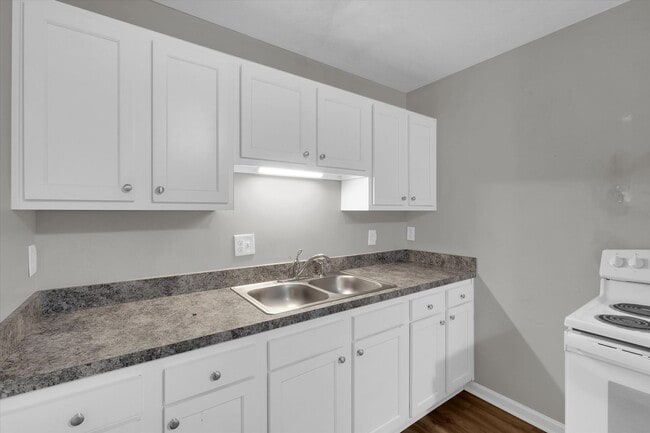 Building Photo - Spacious 1–3 Bedroom Apartments in South Louisville | Cedar Chase
