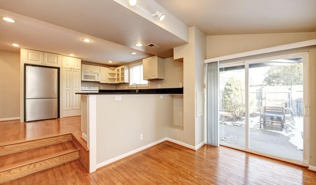 Building Photo - 746 Beech St