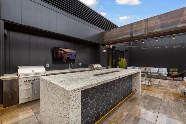 Building Photo - FURNISHED STUDIO IN THE HEART OF THE NORTH LOOP - UTILITIES INCLUDED!