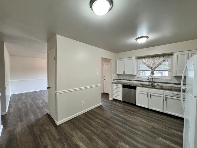 Building Photo - 3115 W Santa Ana Ave