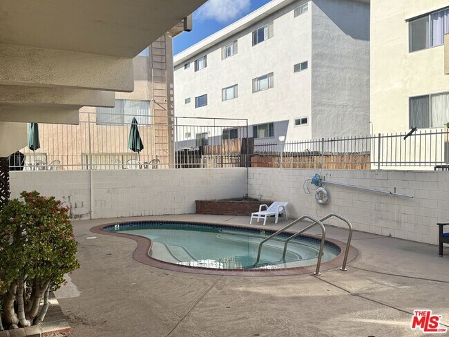 Building Photo - 5320 Zelzah Ave