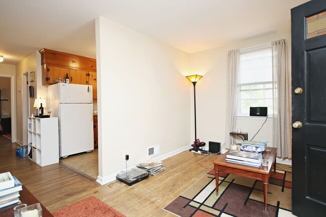 Building Photo - Walkable 1BR Off-Grounds UVA Apartment